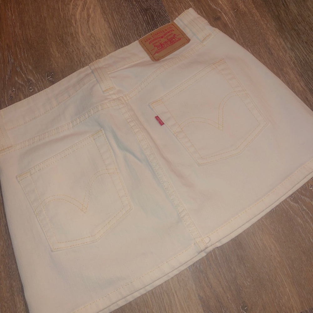 White Levi’s low slouch skirt.